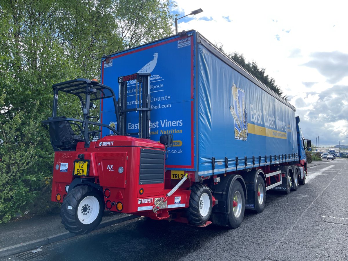 AMHandling's tweet photo. East Coast Viners collected their new Moffett M5 25.3 today.  Doesn't it look great! https://t.co/HQmhI30FbR