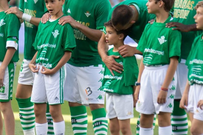 naele7's tweet photo. Hoy se ha levantado diciendo que eres su amigo @BorjaIglesias9 porque le hablaste mucho 💚
En casa nos queda Panda para rato🤣
Gracias de nuevo por hacerlo más bonito e inolvidable para él.
#regalo #inolvidable #erpanda https://t.co/xWb79QvdRU