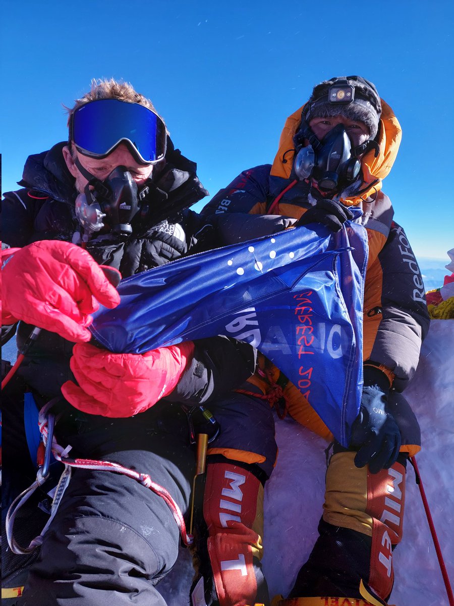 Try to get the #Cardano flag out on the summit of Mount Everest 🤨 in the high winds with my sherpa Nerbu <a href="/IOHK_Charles/">Charles Hoskinson</a>