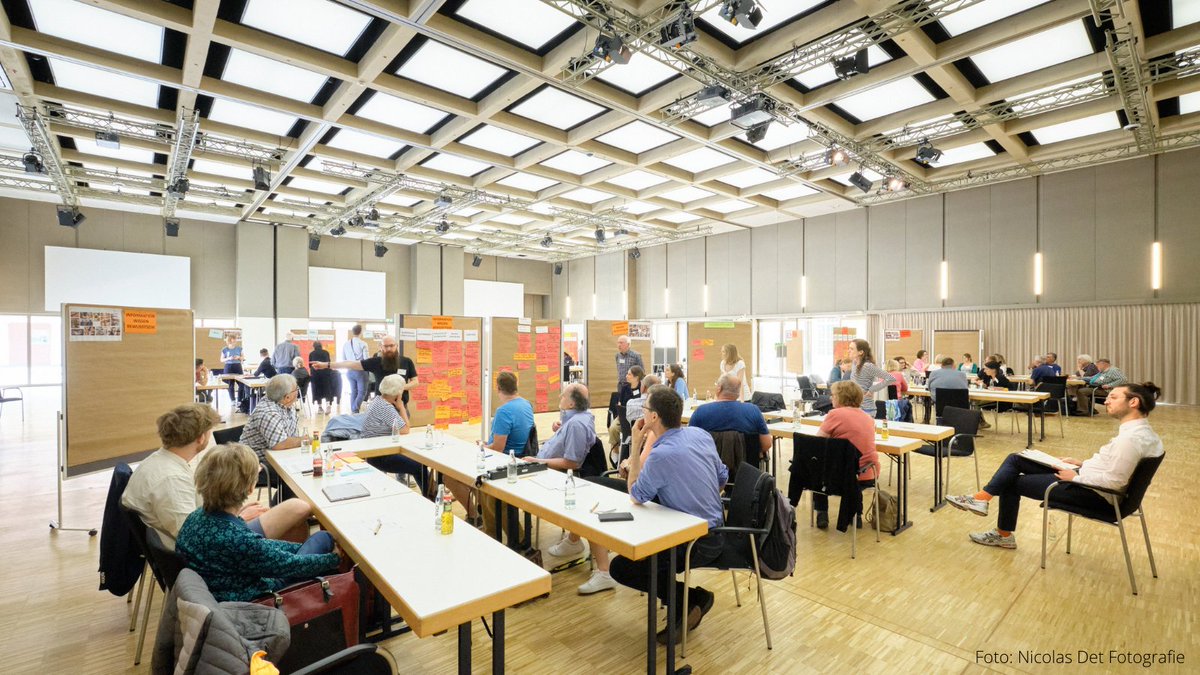 _BMUKN's tweet photo. Ideen aus der Mitte der Gesellschaft: BMUV und @Umweltbundesamt bitten regelmäßig zufällig ausgewählte Bürger*innen um ihre Perspektive. Am Wochenende hat der Dialog „Bürgerratschlag nachhaltige Ernährung“ begonnen, der bis Ende 2023 Vorschläge erarbeitet. https://t.co/x2RMGAeTKN https://t.co/o63QbDGZxx