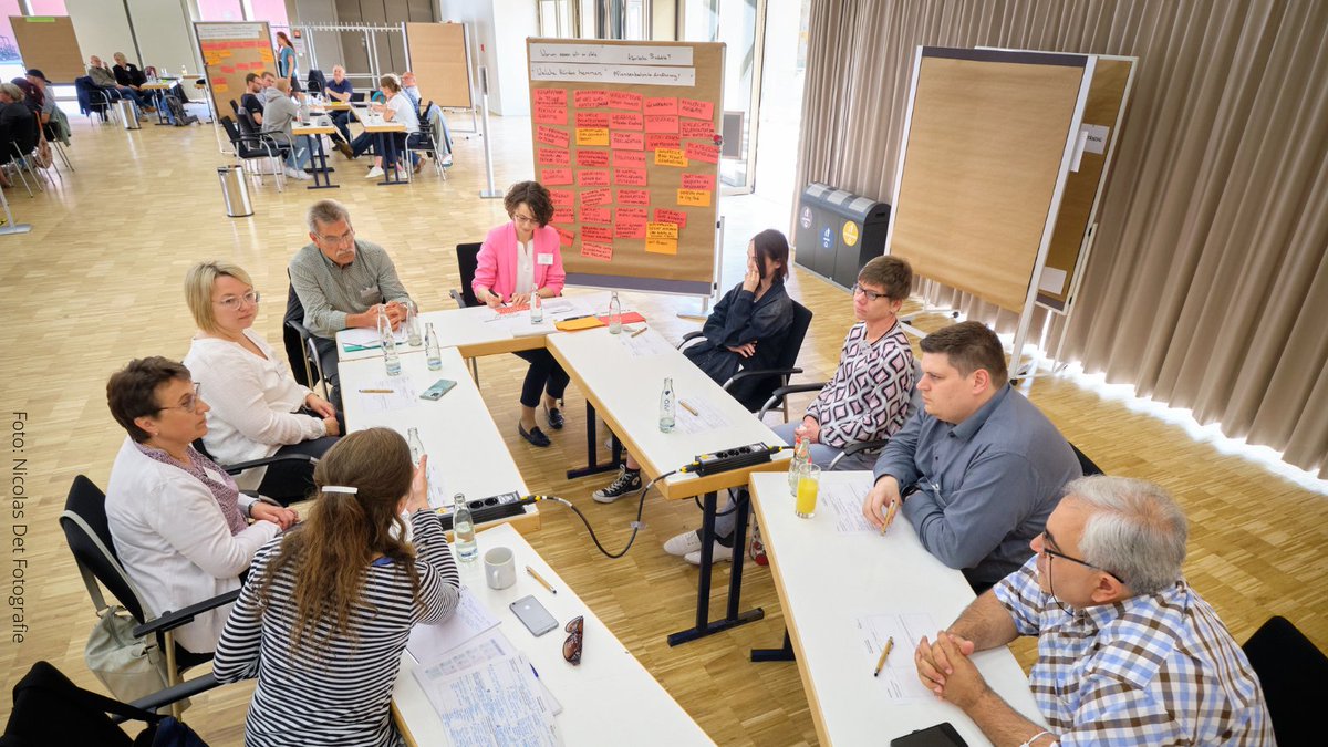 _BMUKN's tweet photo. Ideen aus der Mitte der Gesellschaft: BMUV und @Umweltbundesamt bitten regelmäßig zufällig ausgewählte Bürger*innen um ihre Perspektive. Am Wochenende hat der Dialog „Bürgerratschlag nachhaltige Ernährung“ begonnen, der bis Ende 2023 Vorschläge erarbeitet. https://t.co/x2RMGAeTKN https://t.co/o63QbDGZxx