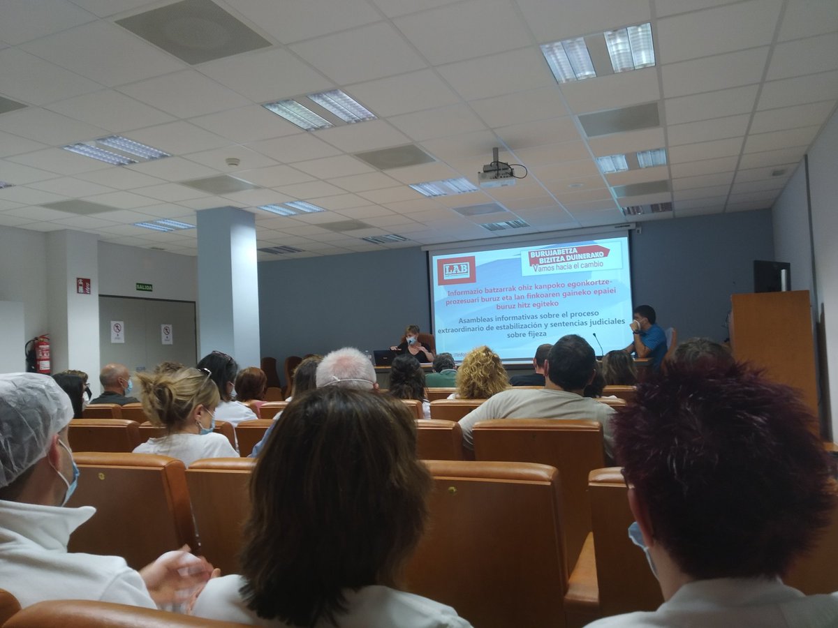 LAB_Lizarraldea's tweet photo. Jendetsua gaurko asanblada Lizarrako ospitalean egonkortze LEP eta finkotasun epai judizialekin. 
Gran asistencia a la asamblea celebrada por LAB hoy en el Hospital García Orcoyen de Estella sobre la Ope de estabilización y sentencias judiciales de fijeza. https://t.co/abJwdoapNK