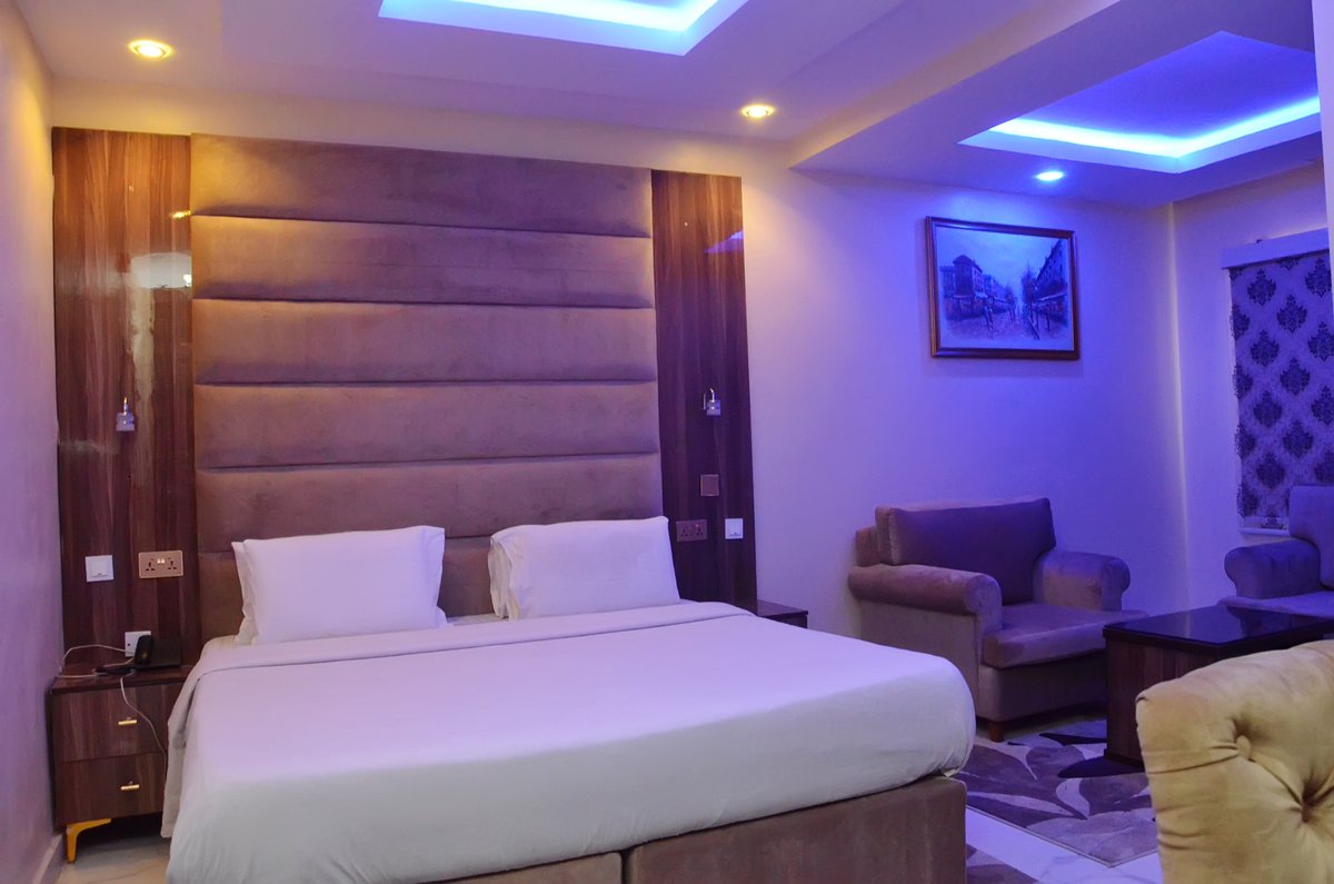 ParAstoriaHotel's tweet photo. Stay 3Nights with us &amp; get 1Night Free.
.
Buffet Breakfast for 2. 
Free WiFi. 
Unlimited access to the swimming pool.
Free welcoming refreshing.
.
Book via Whatsapp link in bio or book via our website.
#parkviewastoriahotel #hotelsinlagos #affordablehotelsinikoyi #lagosnigeria https://t.co/ChkPNU31Wf