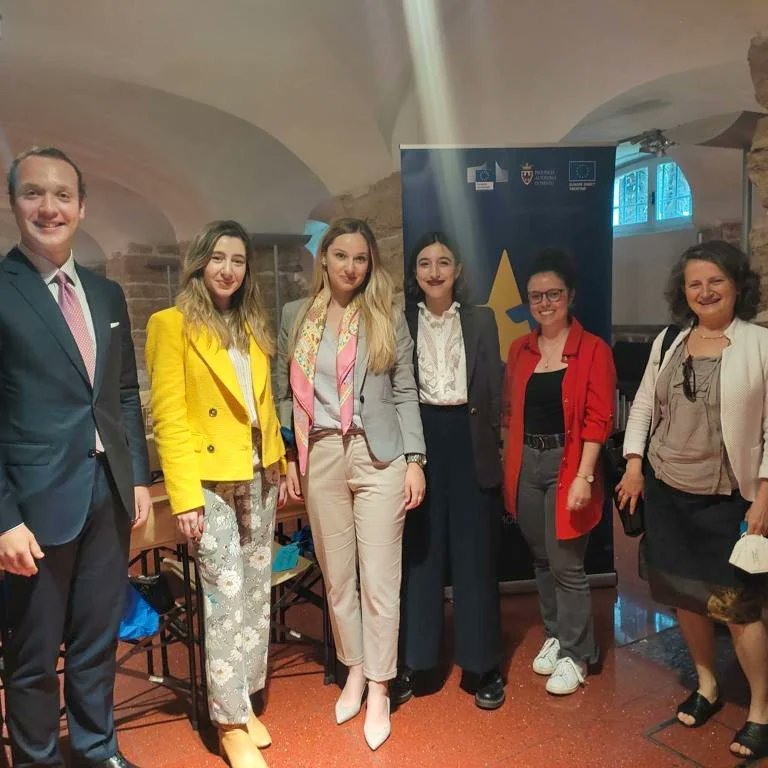 zrinkaburazer's tweet photo. From Rome to Trento, the ideas of #EUBalkanYouthForum live on. #SiamoEuropaFestival, with my colleagues from ๐ง๐ฆ๐ฆ๐น๐ฎ๐น, coordinated workshops in which we discussed the importance of #EU33, common European identity, and developing new methodologies pertaining to #EUenlargement. https://t.co/A8lY4otHIX