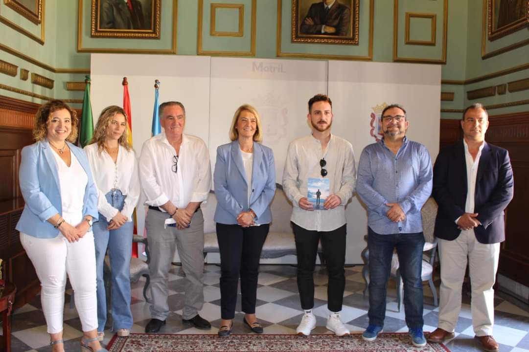 CsMotril's tweet photo. 🧑‍💻🖋️Esta mañana nuestra compañera Débora Juárez  , asiste a la recepción del joven escritor motrileño Jose María River, que ha publicado su primera novela "El chico del Sur" , al cual le deseamos mucho éxito en esta nueva aventura‼️📚 🌟 🧡 @Deborajc12 https://t.co/XWovJirgr8