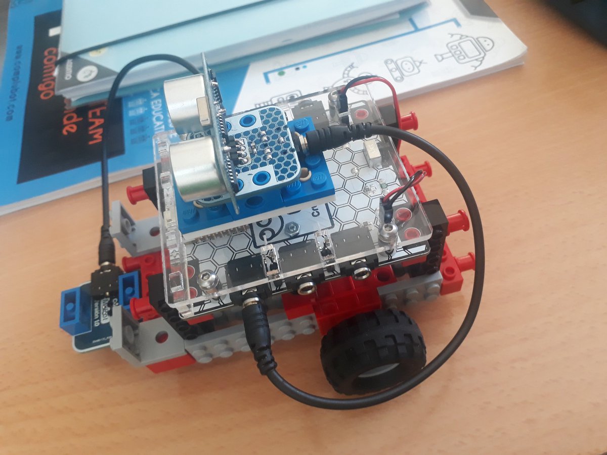jmbeltran's tweet photo. En el @IESAcebuche dentro del programa #STEAM de #robotica de @EducaAnd y @EducaAndInnova hemos estado trabajando con el robot #miibot con la placa #crumble y el alumnado de 3 ESO ha aprendido #programacion y han desarrollado #pensamiento #computacional @scientix_eu Interesante https://t.co/z8gZOePV5G
