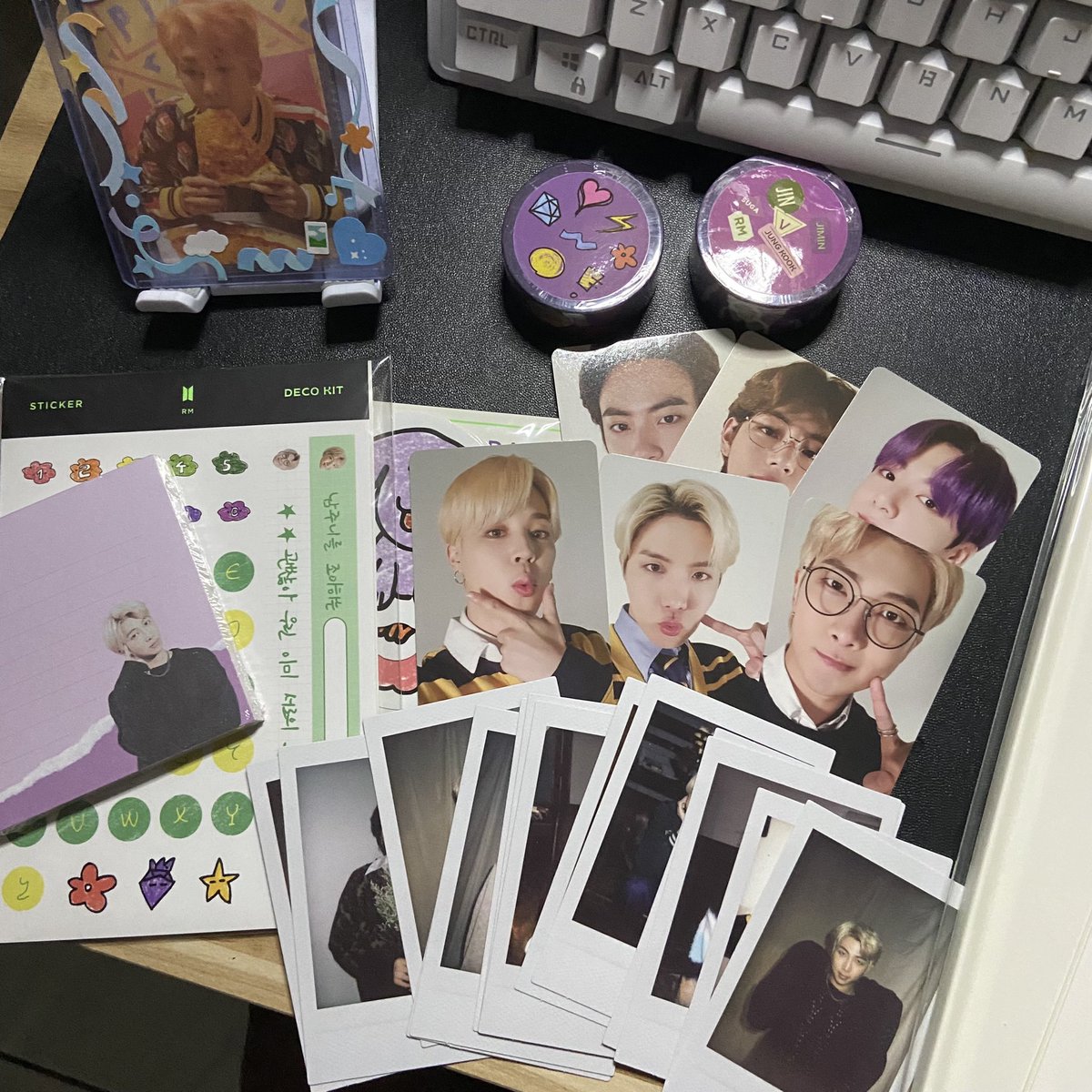 KiYoongMin's tweet photo. Nagpauwi ng sealed deco kit para sa pc na to. Ito talaga yung budol eh potek ka yoongi 😂

I pulled HOBI wohooo 💜 umuwi ka din sa wakas. I got my deco kit to my no. 1 go to shop, @gingerboxph thank you so much! ☺️ Biglaan pero buti may extra. The best ka talaga! Borahae 💜 https://t.co/Q8Y0npzPCM