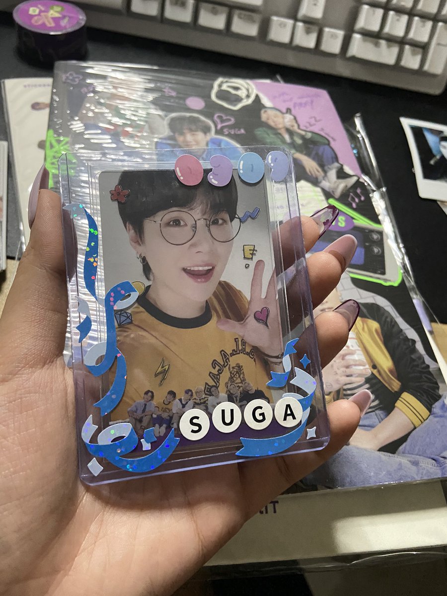 KiYoongMin's tweet photo. Nagpauwi ng sealed deco kit para sa pc na to. Ito talaga yung budol eh potek ka yoongi 😂

I pulled HOBI wohooo 💜 umuwi ka din sa wakas. I got my deco kit to my no. 1 go to shop, @gingerboxph thank you so much! ☺️ Biglaan pero buti may extra. The best ka talaga! Borahae 💜 https://t.co/Q8Y0npzPCM