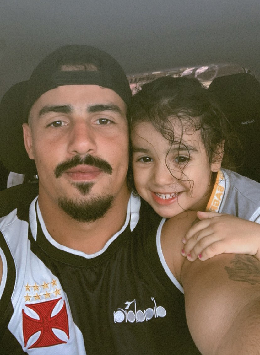 TaffarelPanta's tweet photo. Dois amores Laura &amp; @VascodaGama #vasco #meutime #filha https://t.co/XitvRbl9QR