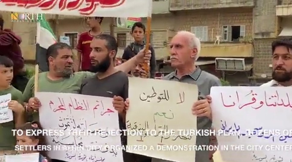 bpthaber's tweet photo. Suriye'de yaşayan Suriyeliler, Suriyelilerin Suriye'ye geri dönmesini protesto etti.

Protestocular, suriyelilerin geri dönmesini istemediklerini açıkladı. https://t.co/EBaMqTRNet