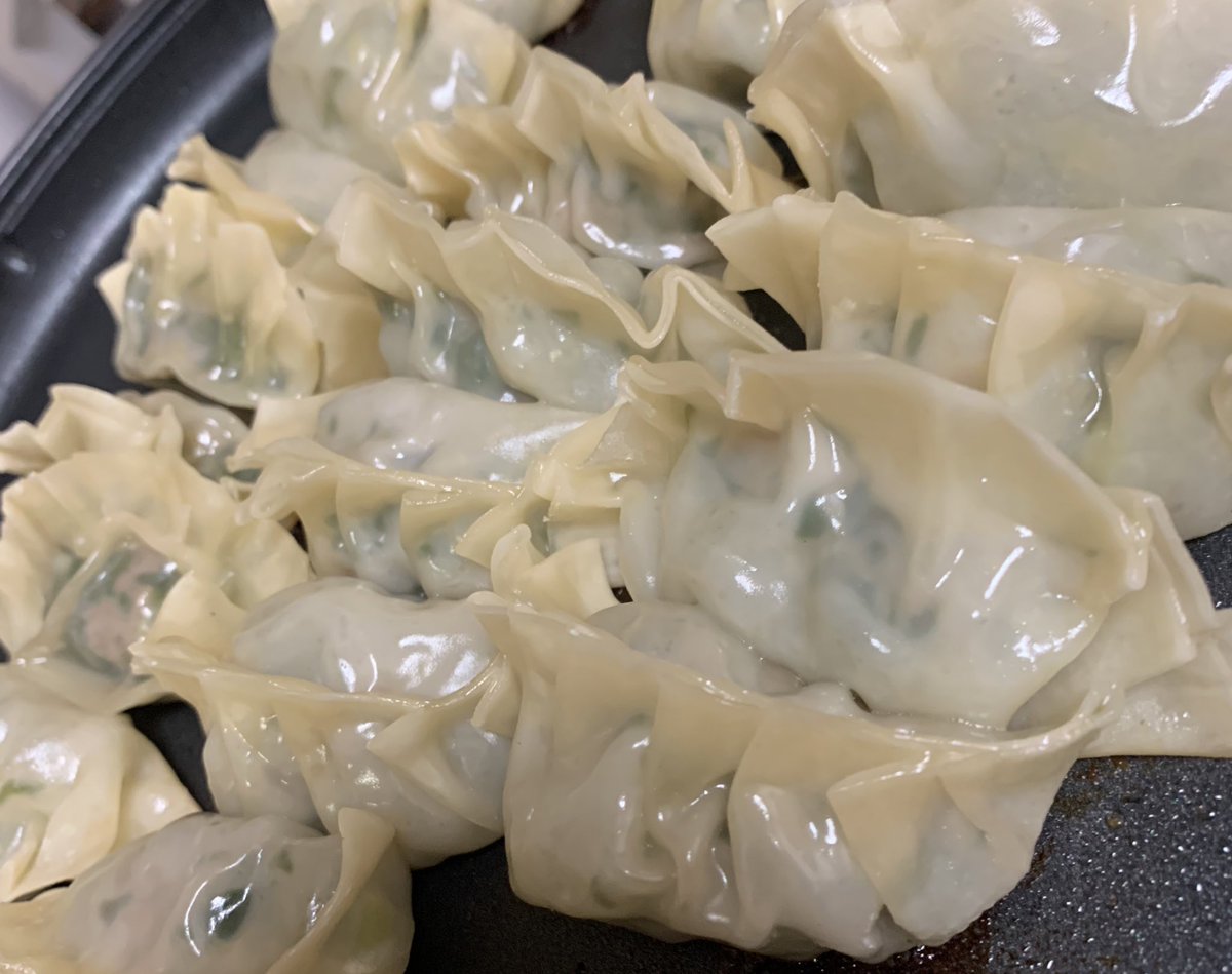 DAshio10's tweet photo. 行者ニンニクをいただいたので
餃子にみちみちに詰めてやったぜえ🤤
明日は身体中からニンニク臭🧄がしそうだ👍
#行者ニンニク #餃子パーティー #まだ月曜日 #下ごしらえで #鼻が麻痺 #ビールで喰らう #残りはなめ茸に #しあわせー #ご馳走様でした #ちゅーできなくなるやつ https://t.co/gSwFTnAXfI