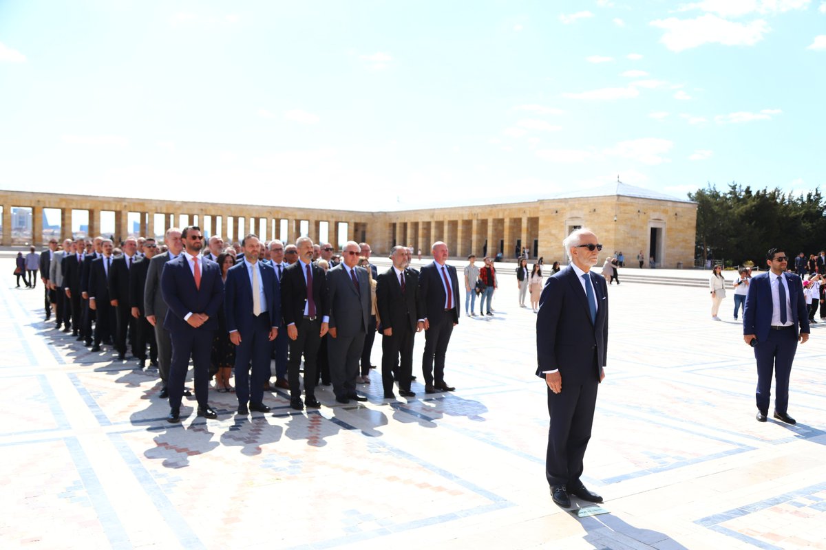 santafarma_ilac's tweet photo. Yönetim Kurulu Başkanımız Sn. Erol Kiresepi ve Santa Farma yöneticileri, Ankara’da gerçekleştirilen dönem toplantısı öncesinde Ulu Önder Mustafa Kemal Atatürk’ün ebedi istirahatgahı Anıtkabir’i ziyaret ettiler. https://t.co/F8PXgaq3Fi