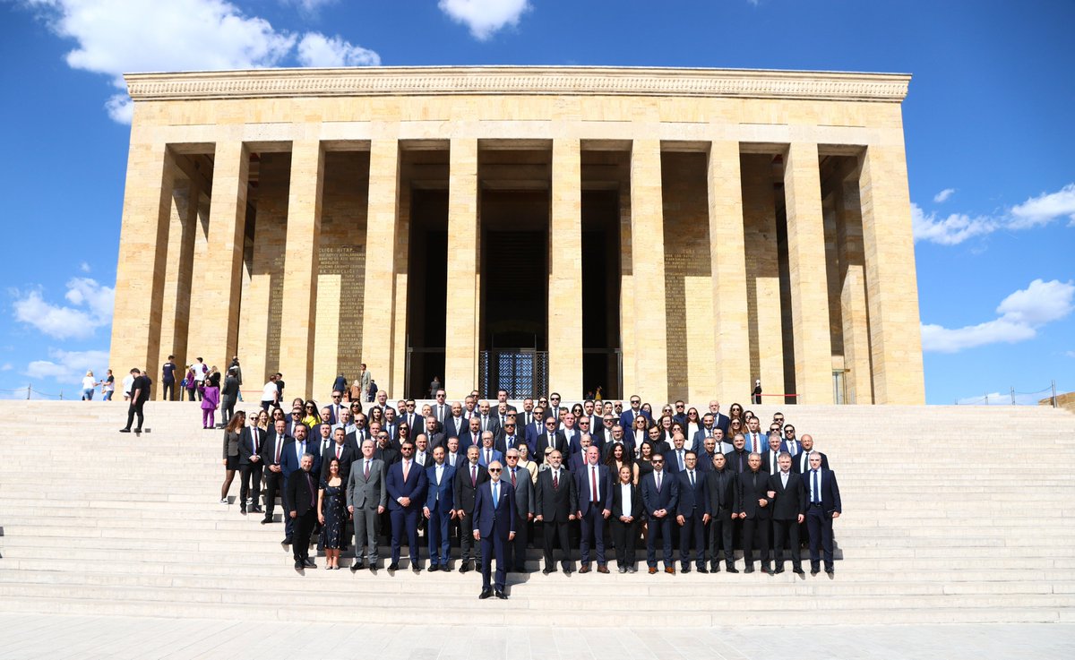 Yönetim Kurulu Başkanımız Sn. Erol Kiresepi ve Santa Farma yöneticileri, Ankara’da gerçekleştirilen dönem toplantısı öncesinde Ulu Önder Mustafa Kemal Atatürk’ün ebedi istirahatgahı Anıtkabir’i ziyaret ettiler.