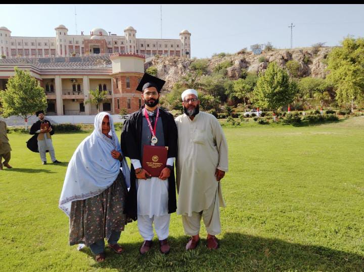 ShamsAz29811273's tweet photo. This is a great day in the student's life when you have your family support. In return you give them pride moment.
#goldmedalistinpoligicalscience https://t.co/rIbZ6jf5Rk