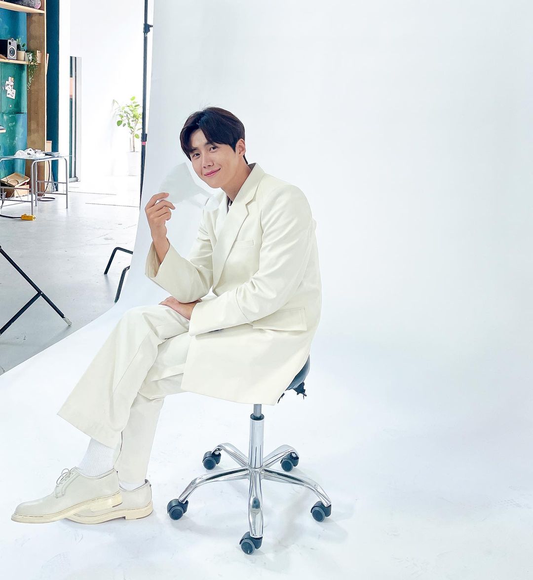 kimseonho_ph's tweet photo. Kimsda IG Update 220516
Translation:
#Preferredphoto
Actor Seonho at the set of "Miima mask" commercial โกฬ
HAPPY MONDAY SEONHOHADA! ๐ฅฐ๐
-----
#์ ํธํ๋์ฌ์ง
'๋ฏธ๋ง๋ง์คํฌ' ๊ด๊ณ ์ดฌ์์ฅ์์ ๋ง๋ ์ ํธ ๋ฐฐ์ฐ โกฬ -
#๊น์ ํธ #Kimseonho #๊น์ค๋ค #๋ฏธ๋ง๋ง์คํฌ #Miimamask https://t.co/nTFP2CPFB4