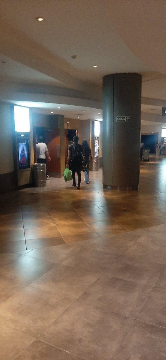 carneroeze's tweet photo. @ElAmbuOk Mi amigo entrando al cine😎😎 https://t.co/FKajwm1x7H