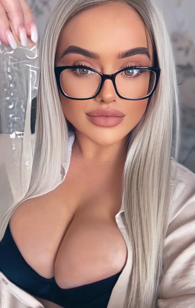 Nathanb223's tweet photo. One slip @TheMeanQueens knows everything about you, you are at her mercy and she has none. Think about your mistake when you are on your knees, cock throbbing in chastity with a real cock in your mouth and another in your ass. Cry knowing there is no escape #findom #pimptress https://t.co/pGIetyKjXR