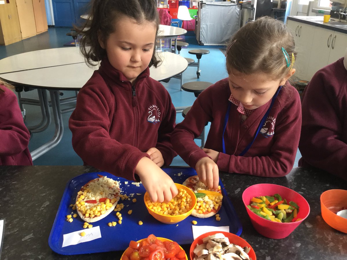 ThamesideSch's tweet photo. A busy morning exploring instructions and making funny face pizzas for Year 1 today. #Year1tps #YSCtps #YRStps #Englishtps #independencetps https://t.co/90doLoKy4M