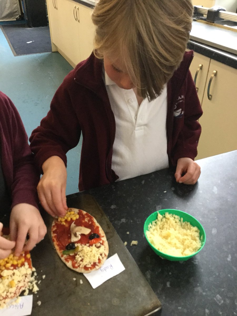 ThamesideSch's tweet photo. A busy morning exploring instructions and making funny face pizzas for Year 1 today. #Year1tps #YSCtps #YRStps #Englishtps #independencetps https://t.co/90doLoKy4M