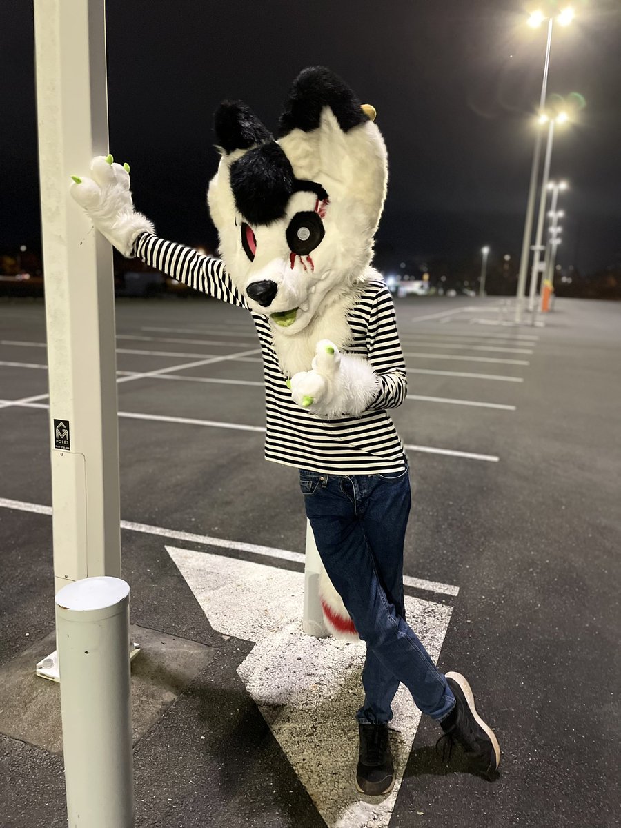 HeartbeatSavag's tweet photo. How u doin? #fursuiter #fursuit 

📸: @CelReynard https://t.co/PUGkiy5VB9