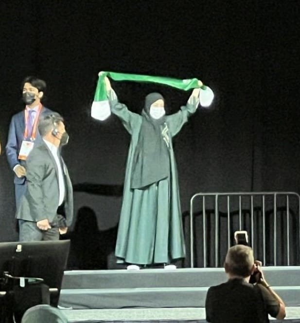 hiamag's tweet photo. أهدت الطالبة السعودية الموهوبة "دانه العيثان" وطنها ذهبية عالمية في مجال الكيمياء، ورفعت راية الوطن على مسرح المعرض الدولي للعلوم والهندسة "آيسف 2022" بالولايات المتحدة الأمريكية. https://t.co/hiRadeyRfZ