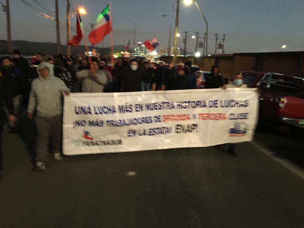 TVUNoticias's tweet photo. Subcontratistas de Enap marchan en Hualpén. Aún no hay acuerdo con la refinería. https://t.co/WxEOwgHNuT