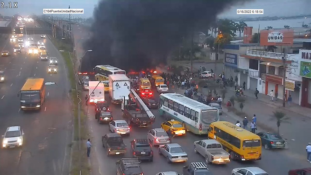 teleamazonasec's tweet photo. No hay paso a #Guayaquil
Manifestación en el puente de la Unidad Nacional sentido Durán - #Guayaquil . La UNE protesta
Vía : @paultutiven https://t.co/yavshdolcX