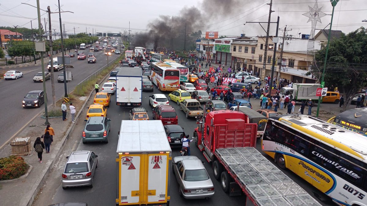 teleamazonasec's tweet photo. No hay paso a #Guayaquil
Manifestación en el puente de la Unidad Nacional sentido Durán - #Guayaquil . La UNE protesta
Vía : @paultutiven https://t.co/yavshdolcX