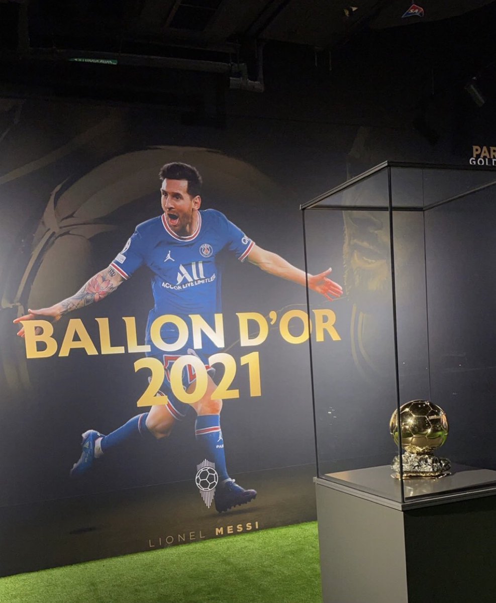 Footy_Insights's tweet photo. Leo Messi’s 7th Ballon D’or trophy on display in Doha, Qatar 🇶🇦. #QatarTour2022 #LM7 #Messi𓃵 https://t.co/2LCSvPXwiX
