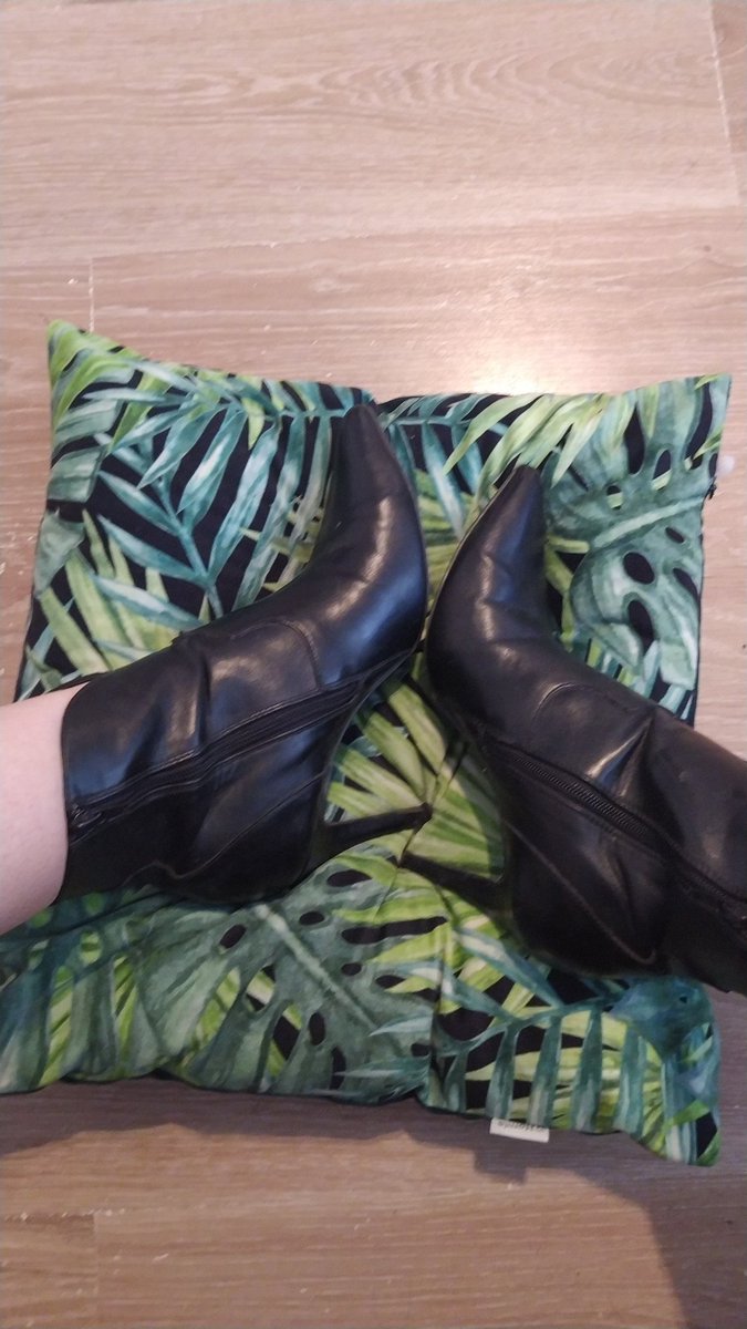 GoddessAnastazz's tweet photo. Wiem że chcialbys byc na miejscu tej poduszki 🖕😂 #finfom #femdom #paypig #moneyslave https://t.co/aNiJMrrR0D