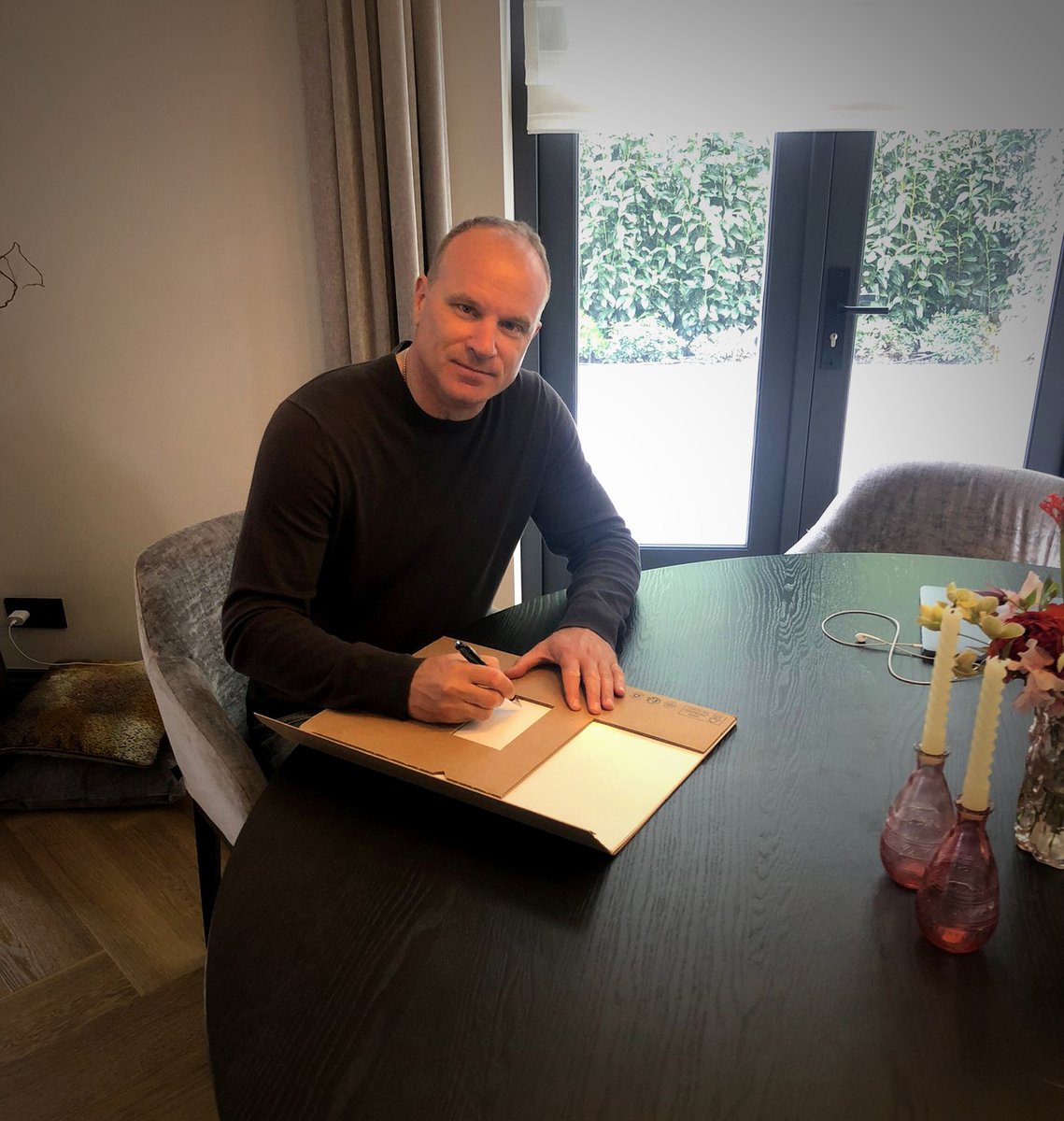 Kick_uitgevers's tweet photo. Precies daar, waar de drukker het wil, zet Dennis handtekeningen voor de Bergkamp-iconen-editie van HET AJAX SHIRT - de glorie van rood &amp; wit, dat begin juni verschijnt. 

Bestel hier jouw gesigneerd exemplaar: https://t.co/YBkoaJxBtk https://t.co/lM34ial2VX