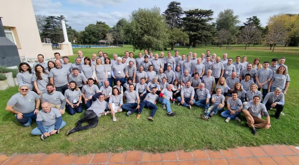 easycommercetec's tweet photo. easycommerce® presente en la 15a edición del Encuentro Empresarial de @CessiArgenTIna la cámara de la Industria del Software.
.
.
.
#empresas #ecommerce #easycommerce #software #liderazgo https://t.co/VXMWAFZImb