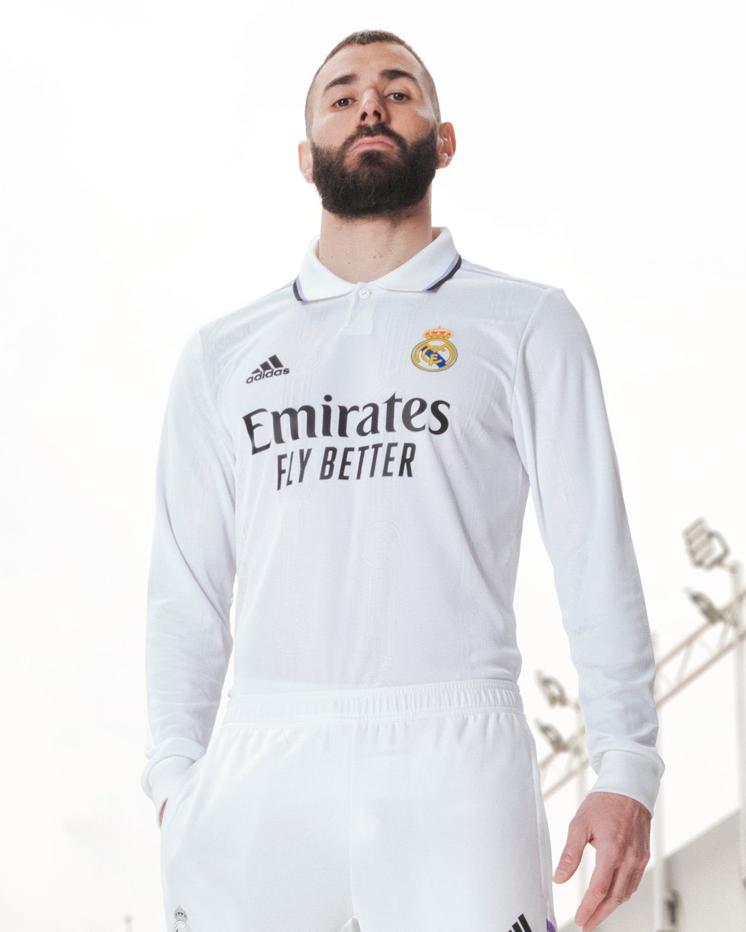 GOLPERU on Twitter: "¡ELEGANCIA TOTAL! El Real Madrid ⚪️ presentó y puso a  la venta su nueva camiseta para la temporada 2022-2023. Tremenda equipación  del equipo de Carlo Ancelotti 🇮🇹, la cual