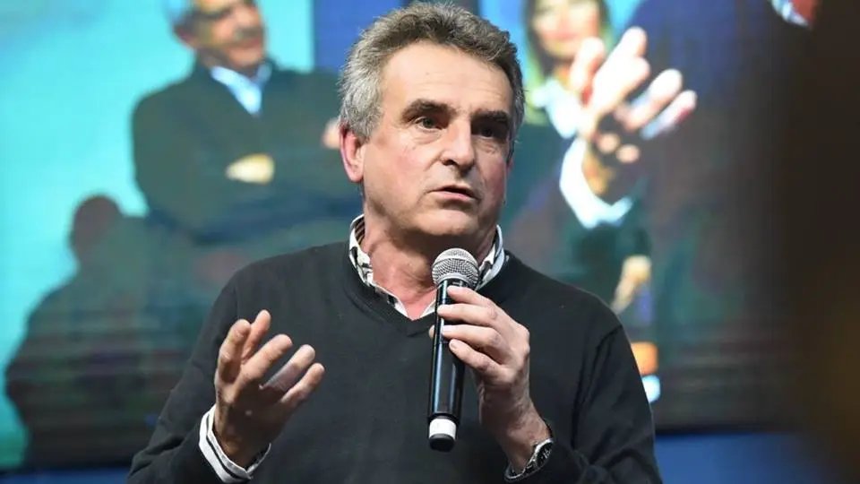 somosradioam530's tweet photo. #SiempreEsHoy

📞AHORA📞

Agustín Rossi (@RossiAgustinOk)

Diputado nacional - Ex ministro de Defensa.

#SomosRadio #AM530 #BuenLunes https://t.co/HKVxoj4rJW