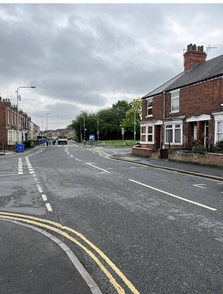 HumberbeatERYS's tweet photo. #Beverleycommunitypolice ONE OF OUR LOCAL PC'S HAS BEEN AROUND THE FLEMINGATE, LEISURE CENTRE AND GROVEHILL ROAD SPREADING AWARENESS OF THE CONSEQUENCES OF CARRYING A KNIFE #OPSCEPTER https://t.co/sRBRYoGKYG