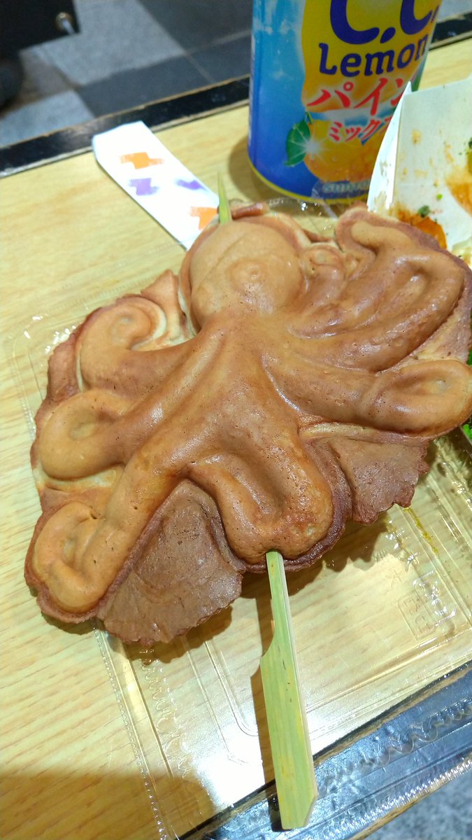 onpucyan's tweet photo. 久々にたこ焼き🎵
たまり醤油で食べましたぁ👍
甘い目の生地に、伸びるチーズの入ったタコパン🐙
トルネードポテト✨
一気に食べて、めっちゃお腹いっぱいです😁 https://t.co/Chl0XyaLAf