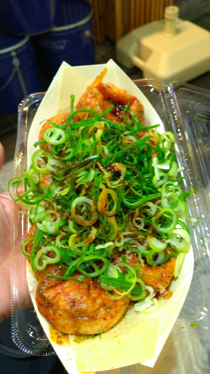 onpucyan's tweet photo. 久々にたこ焼き🎵
たまり醤油で食べましたぁ👍
甘い目の生地に、伸びるチーズの入ったタコパン🐙
トルネードポテト✨
一気に食べて、めっちゃお腹いっぱいです😁 https://t.co/Chl0XyaLAf