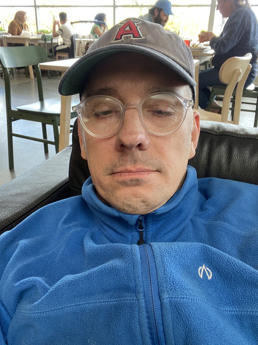 karlmag72's tweet photo. Är det okej att somna en stund i en soffa på Ikea? Så himla skönt. 💤 https://t.co/AWmaZiP6lJ