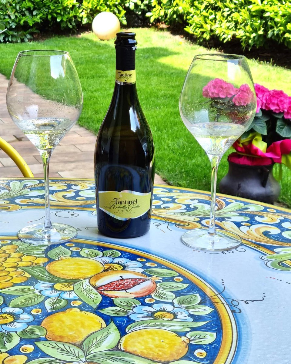 FantinelWinery's tweet photo. #MondayMotivation 🌻🍋🥂
#Fantinel #RibollaGialla #Brut https://t.co/HWqQswYdma