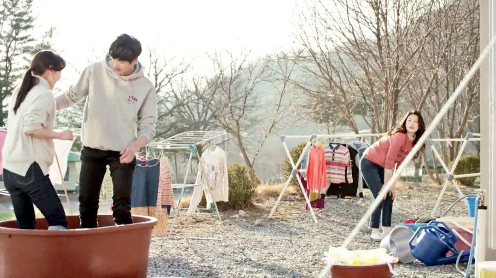 themoonriver201's tweet photo. Na Inwoo in a typical 'clothes washing' romcom scene like this? There you go 🤭
#UnaskedFamily https://t.co/cd04A981zL
