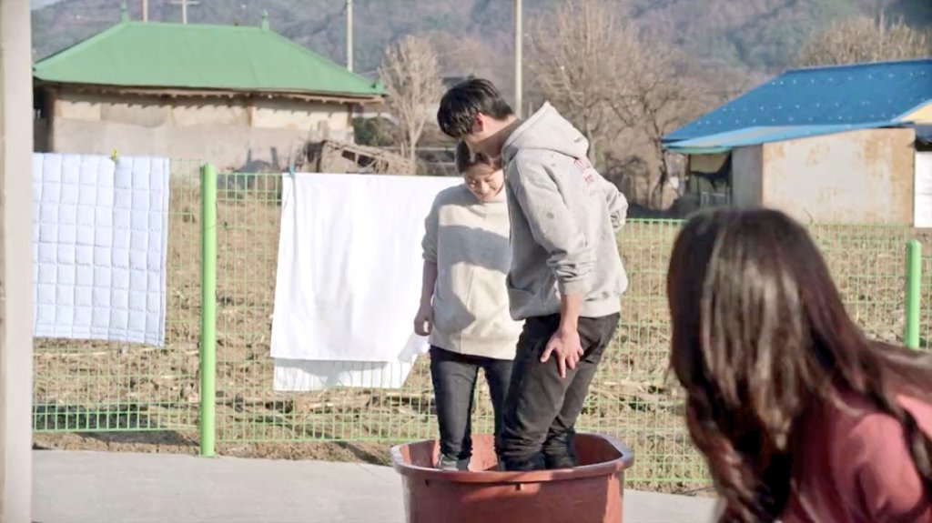themoonriver201's tweet photo. Na Inwoo in a typical 'clothes washing' romcom scene like this? There you go 🤭
#UnaskedFamily https://t.co/cd04A981zL