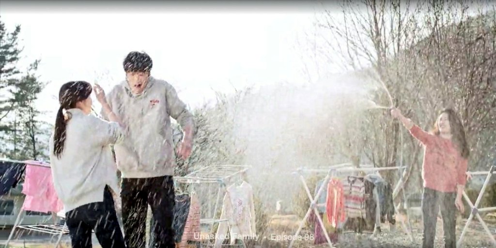 themoonriver201's tweet photo. Na Inwoo in a typical 'clothes washing' romcom scene like this? There you go 🤭
#UnaskedFamily https://t.co/cd04A981zL