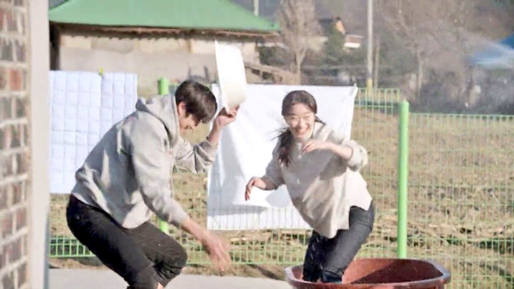 themoonriver201's tweet photo. Na Inwoo in a typical 'clothes washing' romcom scene like this? There you go 🤭
#UnaskedFamily https://t.co/cd04A981zL