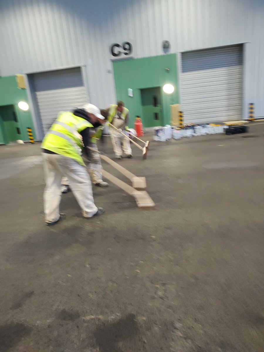 optimusdecor's tweet photo. Our team was hard at work sweeping some asphalt

#optimusdecorating #teamwork #construction https://t.co/CqU5KTbb24