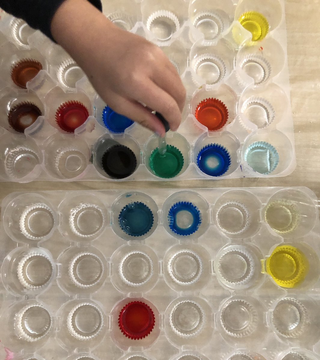 McLennan1977's tweet photo. Colour mixing invitation using water and pipettes. Encourage children to strengthen fine motor skills while measuring water. How many different colours can you create?

#edutwitter #math #MondayMorning #education #onted #kindergarten #teaching #learning #K12 #earlyed https://t.co/0sbeweZm1y