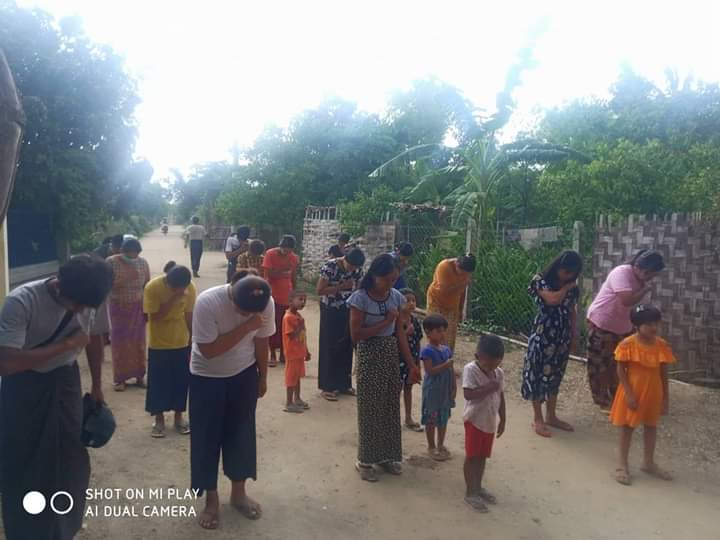 miN13700's tweet photo. The regular anti-dictatorship protest, led by the protesters of "Our village searching for no savior" strike in Yinmarbin township, was continued on May 16.

#WarCrimesOfJunta
#2022May16Coup
#WhatsHappeninglnMyanmar https://t.co/DHjm5iNSA0