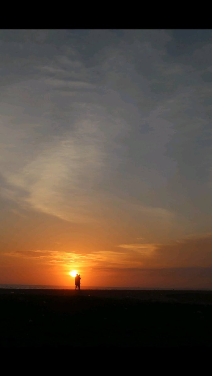 ilizbethnoble's tweet photo. Love, sunset skies and beaches in Trivandrum. ❤️
In frame my sister and her husband.
2020
#trivandrum #kerala #sunsetdiaries https://t.co/NBjmmGjhLg