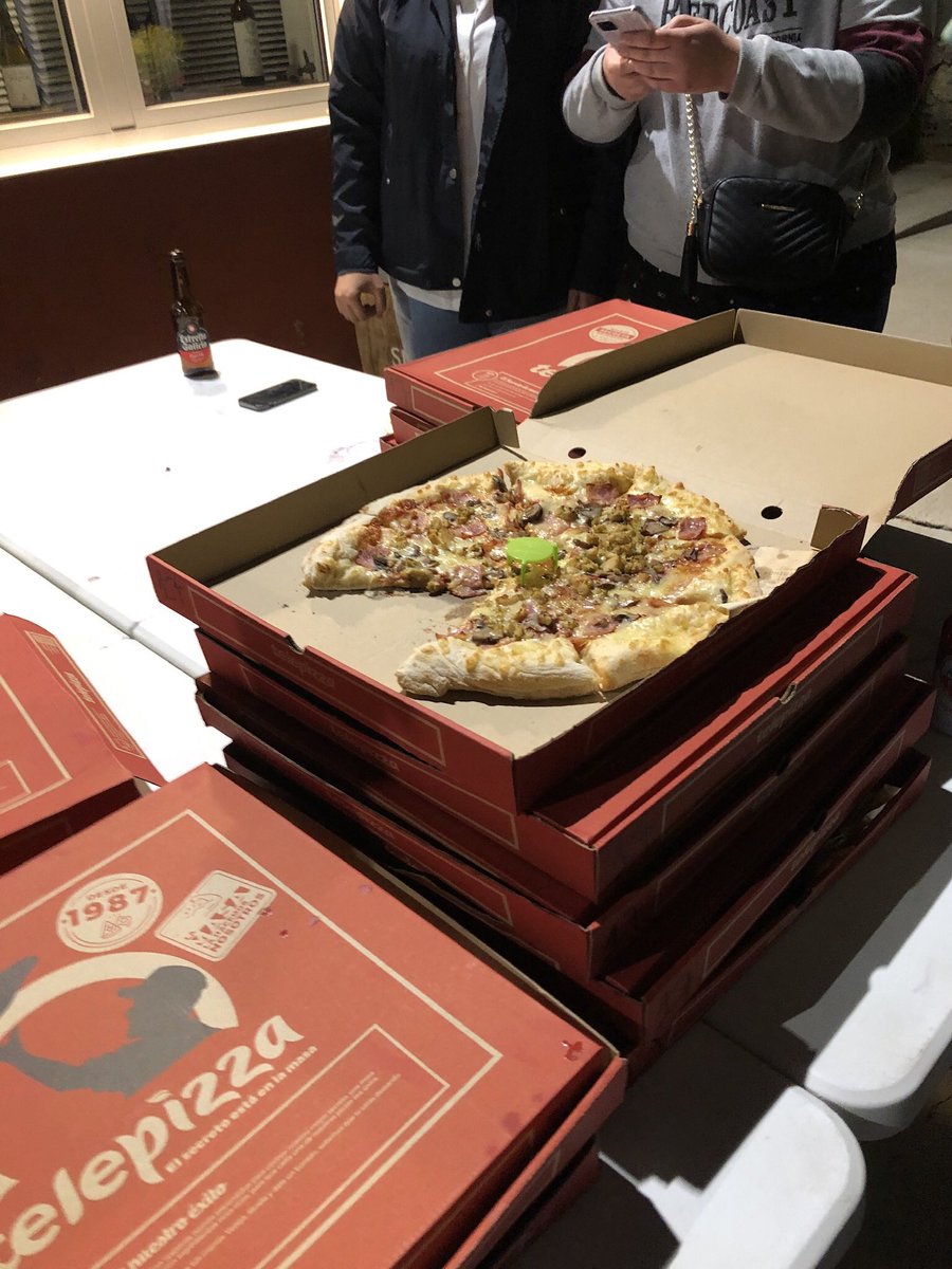IreGQuiroga's tweet photo. Ver para creer, el pedido que hicimos el sábado en @telepizza_es de Cuellar y recibido en Peñafiel, nos llegó en estas condiciones y su única respuesta es que la culpa es nuestra por no verificar (sigue) https://t.co/R9BuOCxEM3