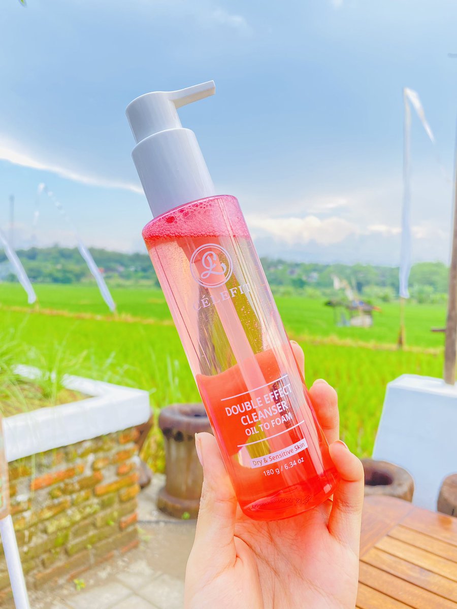 lisafebriantii's tweet photo. ✨Beauty hacks, Make Your Life Easier with CELEFIT✨ In collaboration with korean brand @celefit_id @hanyooraonni #timonnicetar #madedu #simplemakeup #beautyhacks #celefit #oiltofoamcleanser  
Remove your makeup faster, better and cheaper with Celefit Double Effect Cleanser https://t.co/oDNialUIfy