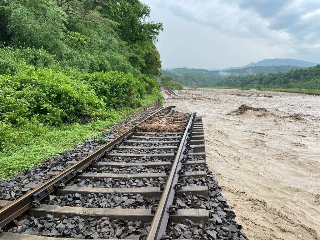 ToraAgarwala's tweet image. Continuous rains wreak havoc in parts of Assam. In the hill district of Dima Hasao, main road links disrupted, stationery train coaches derailed, multiple landslides reported. (Images courtesy NF railways) @IndianExpress